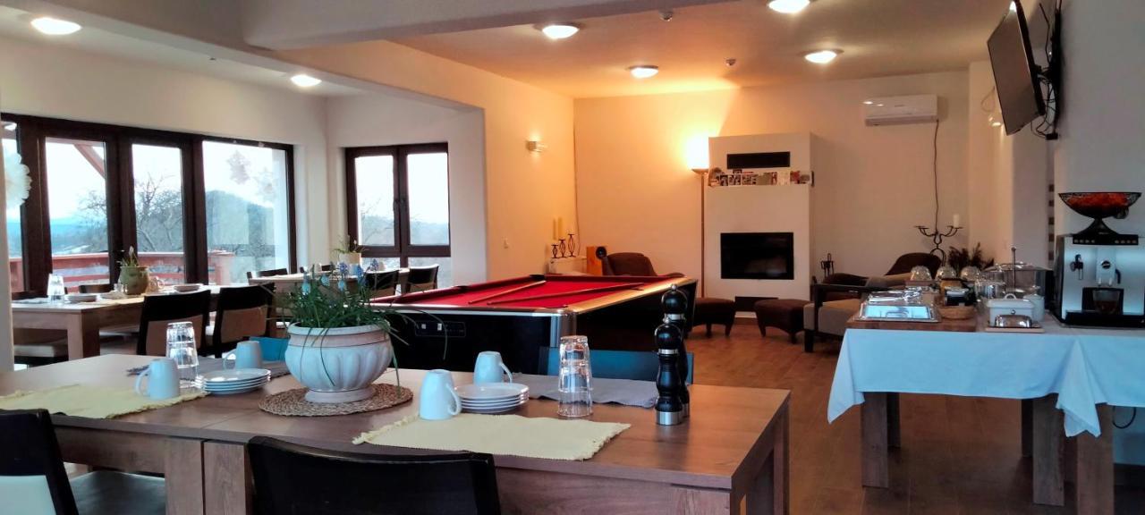 Casa Comilor Bed & Breakfast Surdesti  Exterior photo